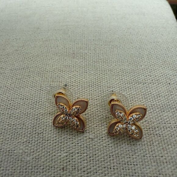 NWOT Clover Flower GoldTone Pendant Necklace & Matching Post Earrings. - Picture 8 of 9